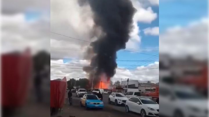 Se incendia bodega de tarimas en la autopista México-Puebla