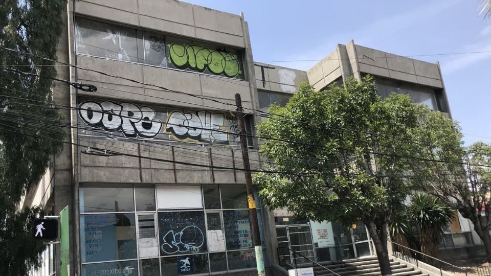 El edificio tiene tres niveles y luce en el completo abandono