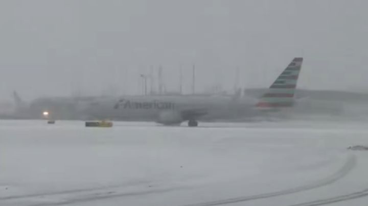 Tormenta invernal paraliza Chicago: 1,800 vuelos cancelados
