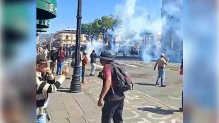Tensión en Michoacán; hay enfrentamientos entre manifestantes y policías en Palacio de Gobierno