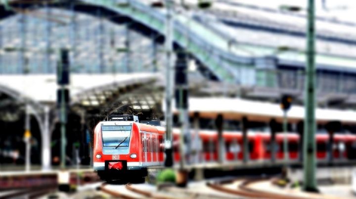 Tren choca a un auto en Hungría; hay cinco personas muertas y una herida de gravedad