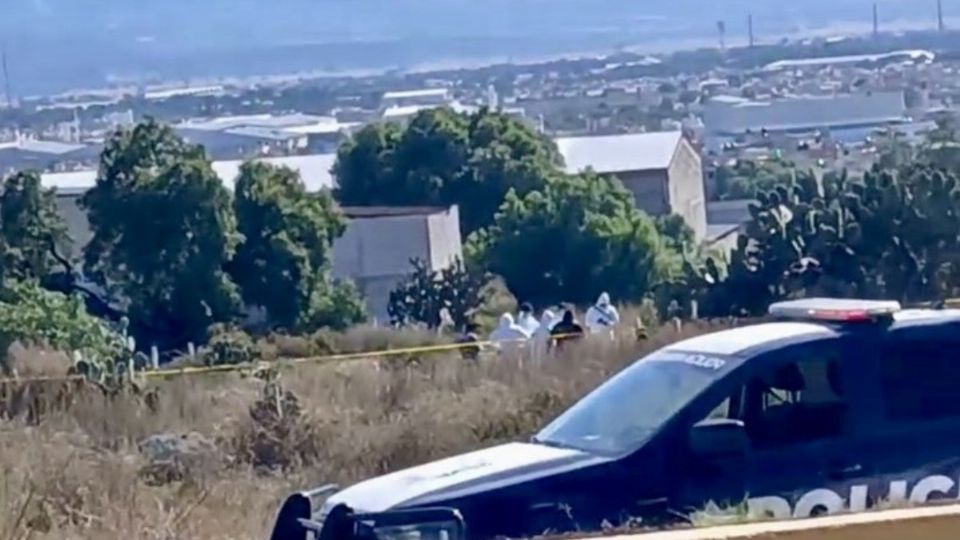 El cuerpo traía como vestimenta un short y sudadera gris claro, además de tenis; también hallaron un teléfono celular