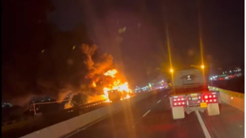 Cierran vialidad en ambos sentidos, conduce con precaución