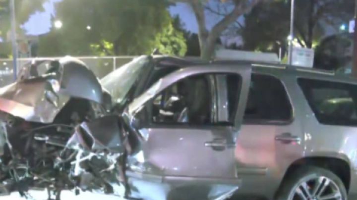 Camioneta se impacta contra un poste en la alcaldía Iztacalco