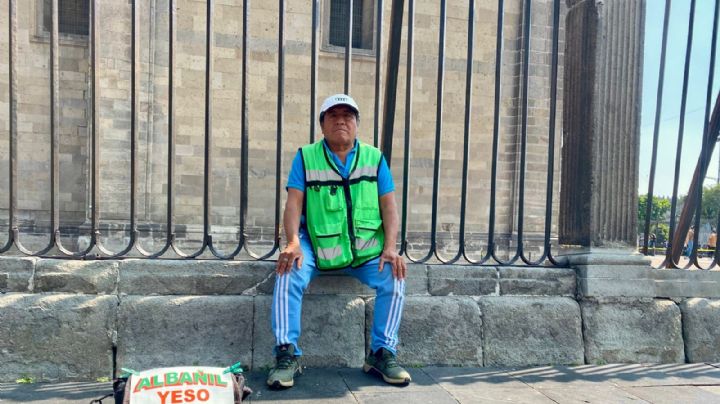 Del auge al olvido: el oficio de albañil en el Zócalo, “ya casi no vienen clientes”