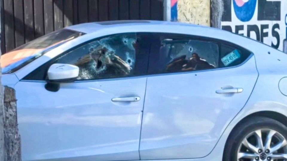 Sujetos armados desde una camioneta en movimiento dispararon contra la víctima que conducía un vehículo Mazda blanco