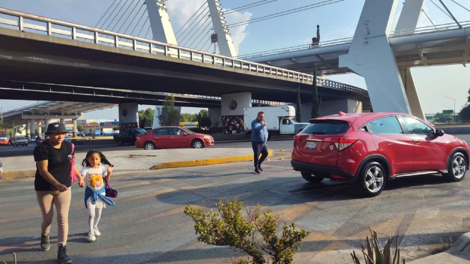 Abajo de la obra millonaria, los peatones arriesgan su vida para cruzar