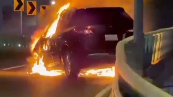 Se incendia camioneta en el segundo piso del Periférico