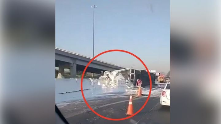 Vuelca tráiler que transportaba pintura en Circuito Exterior Mexiquense, Ecatepec