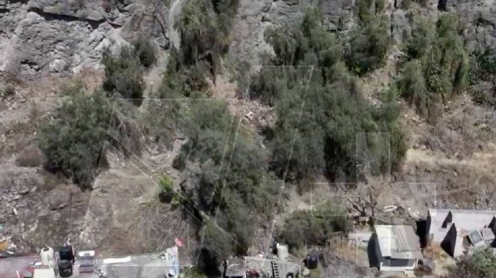 Camioneta de carga se va al barranco en Ecatepec