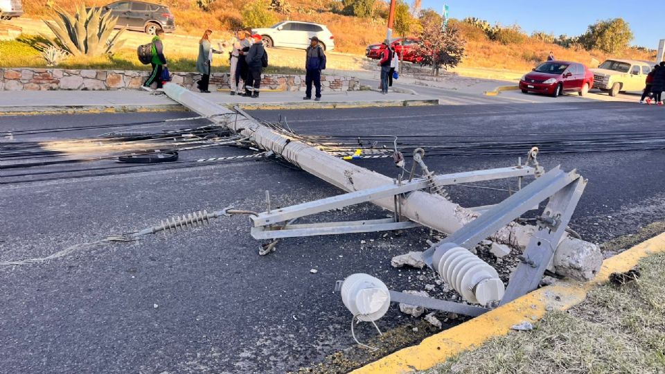 El poste cargaba cables de alta tensión de la CFE