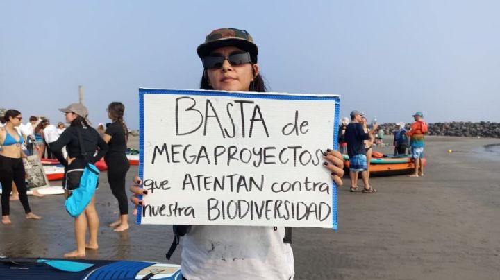 Ciudadanos se manifiestan en playa de Veracruz en contra de la ampliación del puerto