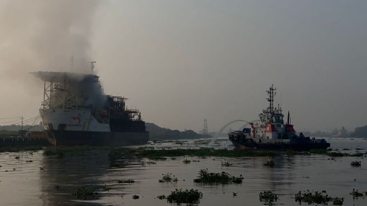 Sofocan incendio de buque "Blue Phoenix" en Coatzacoalcos, al sur de Veracruz
