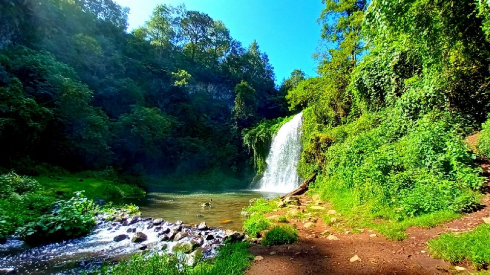 La cascada tiene 30 metros de caída y abajo se puede nadar