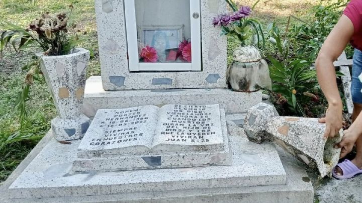 Profanan una tumba en cementerio de Huazalingo, dejan los huesos en un costal