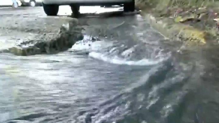 Reportan fuerte fuga de agua en Lomas de Chapultepec, alcaldía Miguel Hidalgo