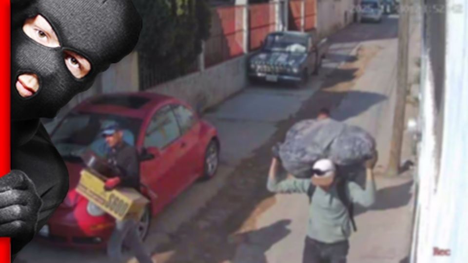 Los tres ladrones caminaban como si estuvieran en una mudanza