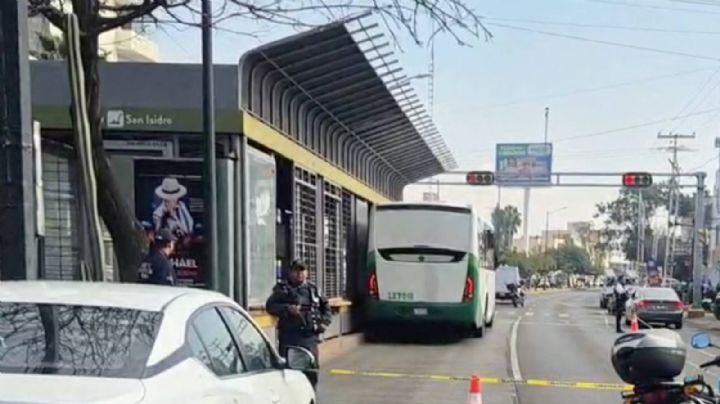 Muere en la Oruga; chofer arrancó sin cerrar las puertas