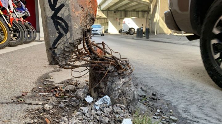 Un poste a punto de caerse en el bulevar Mariano Escobedo, tiene 15 días que lo reportaron