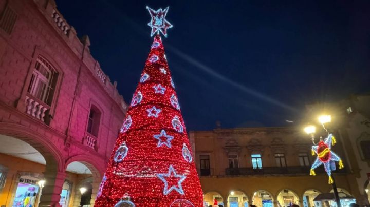 Colocan árbol de Navidad color Morena en Celaya; lo niega el Alcalde