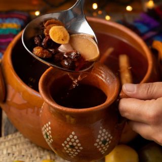 Ponche navideño con piquete: 5 licores que combinan mejor y cómo agregarlos