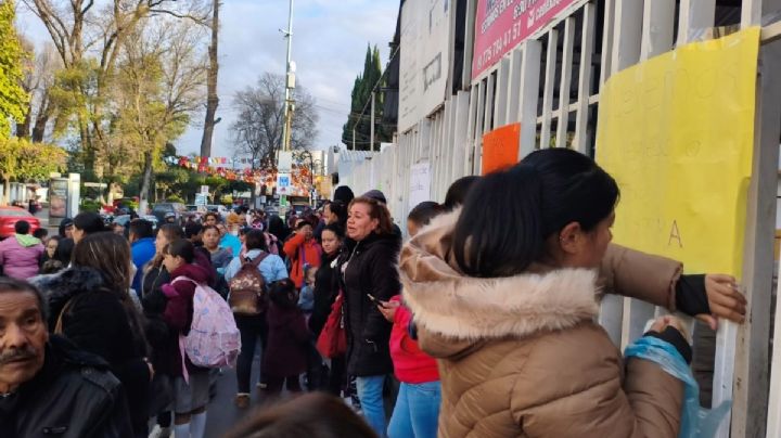 Padres cierran la primaria Miguel Hidalgo por inconformidad con cambio de docente