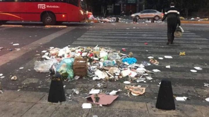 Paseo de la Reforma amanece lleno de basura tras el paso de peregrinos hacia la Basílica de Guadalupe