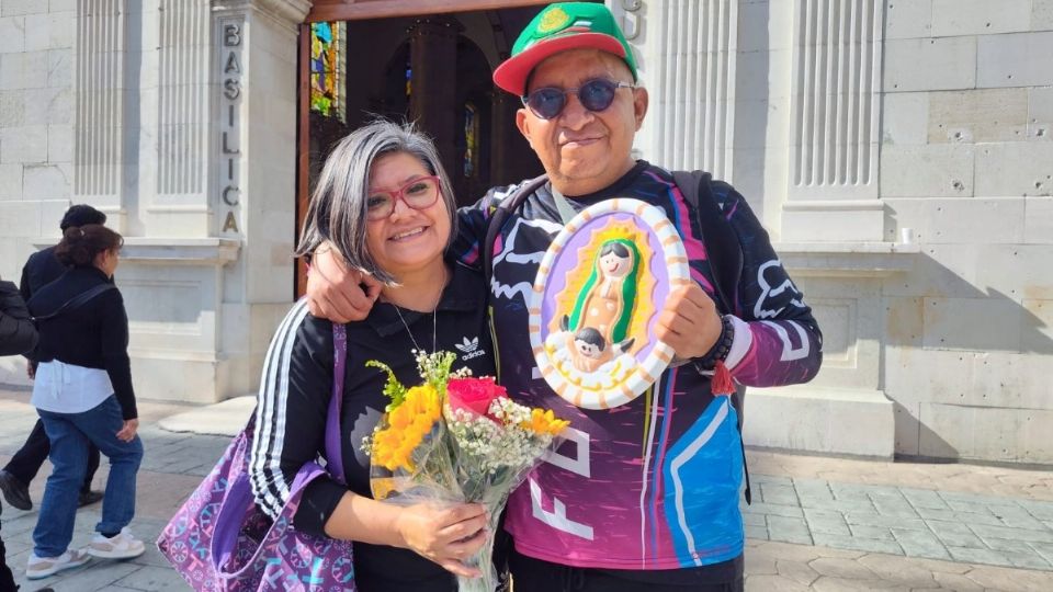La pareja visita cada año La Villita para agradecer por la salud del señor Héctor