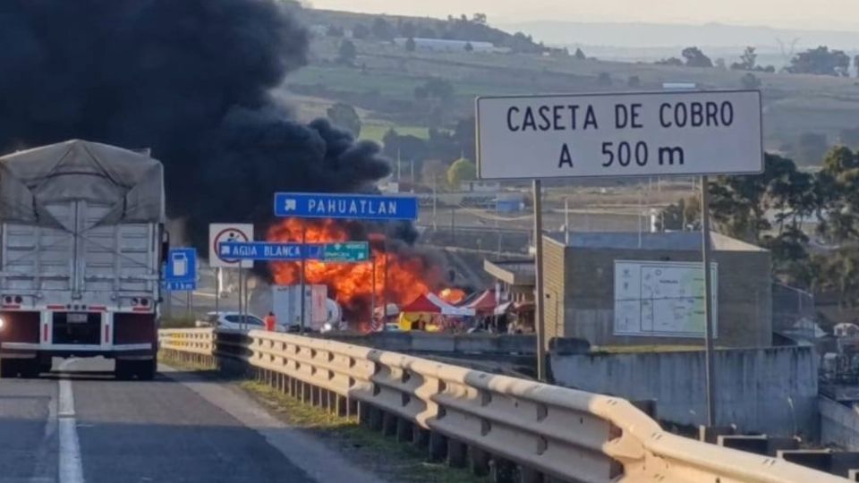 El incendio ocurrió a la altura del kilómetro 107, en el tramo Tejocotal - San Alejo a la altura de Santa María Asunción