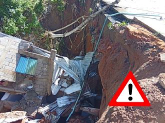 Megasocavón en Oteapan se traga bodega de plásticos