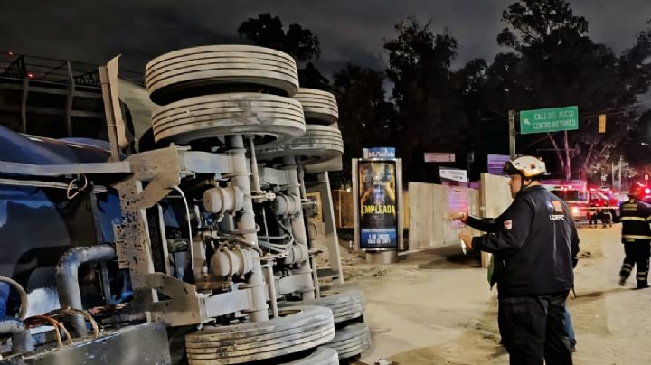Pipa con 30 mil litros de gasolina paraliza Calzada de Tlalpan, a la altura del Estadio Azteca
