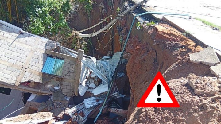 Se forma megasocavón en Oteapan; se traga bodega de plásticos