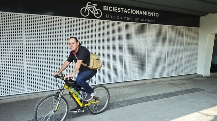 “Ghost” bike parking facilities on Insurgentes and Camarones: built and then abandoned