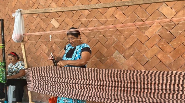 Abuelas zapotecas tejen hamacas para ganar autonomía y dignidad en Oaxaca