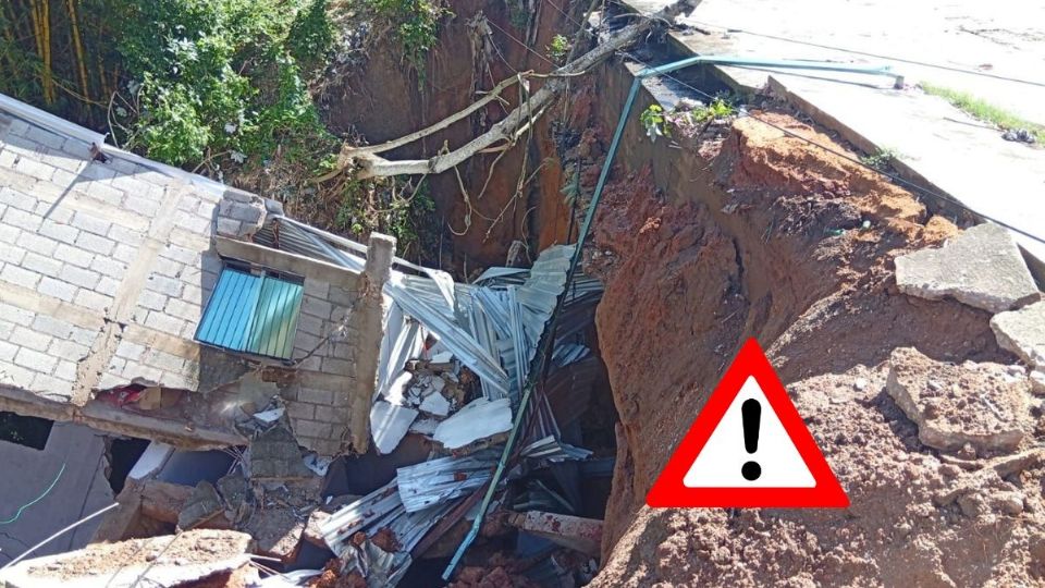Socavón se traga bodega de plásticos en Oteapan
