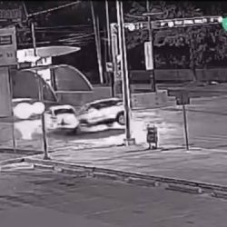 Captan en video choque e incendio de auto en el bulevar Francisco Villa, en León