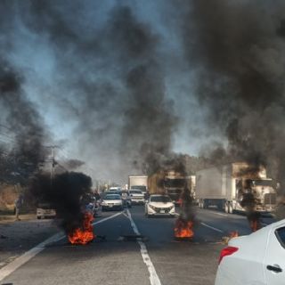 Bloqueo en la México-Querétaro: manifestantes queman llantas y cierran el paso a CDMX