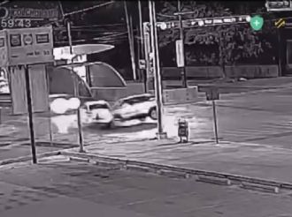 Captan en video choque e incendio de auto en el bulevar Francisco Villa, en León