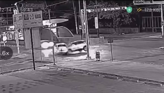 Captan en video choque e incendio de auto en el bulevar Francisco Villa, en León