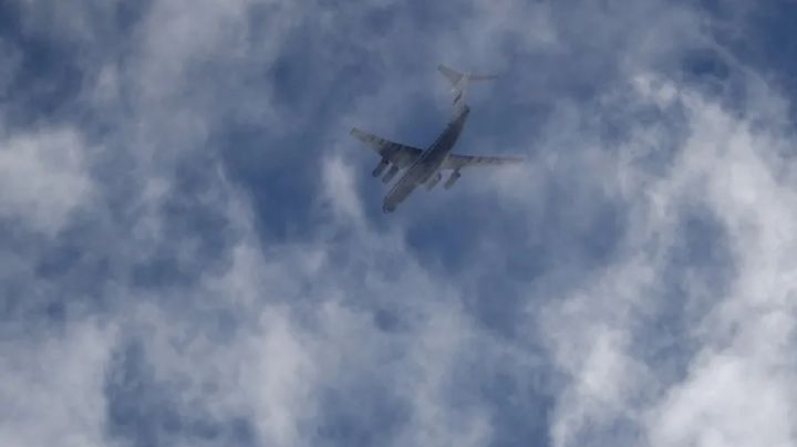 Avión de JetBlue, a punto de chocar en el aire con avión militar de EU en el Caribe