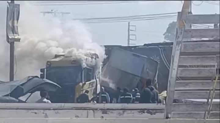 Arde tráiler: tren lo embiste en Celaya