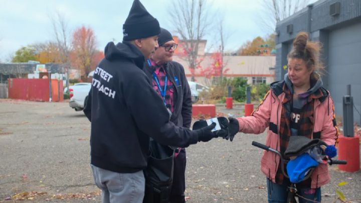 Anvis Aryavong, exsintecho en Minnesota, transforma su historia en apoyo y refugio para personas sin hogar