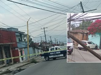 Camioneta se estrella contra poste y casa en la carretera Ixhuatlancillo–La Perla