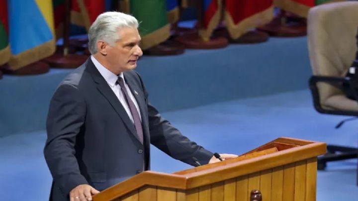 El presidente de Cuba participa en el lanzamiento del proyecto literario “25 para el 25” impulsado por Sheinbaum