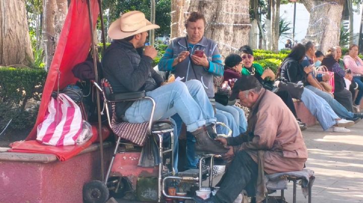 Alcaldía entrega permisos tras años de oficio a lustradores de La Floresta