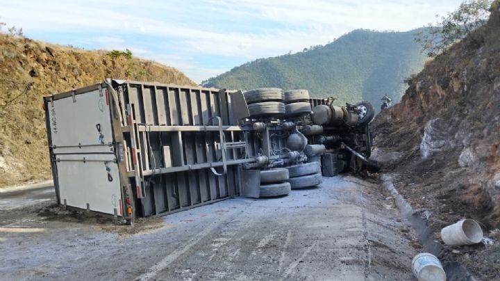 VIDEO: Vuelca camión cargado de medicamentos en Cumbres de Maltrata
