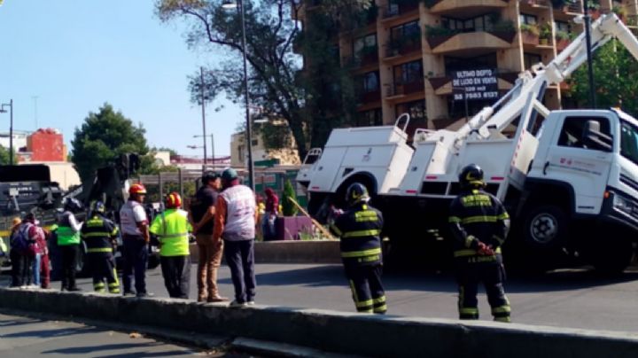 Vuelca grúa en avenida Chapultepec; ya hay afectación vial