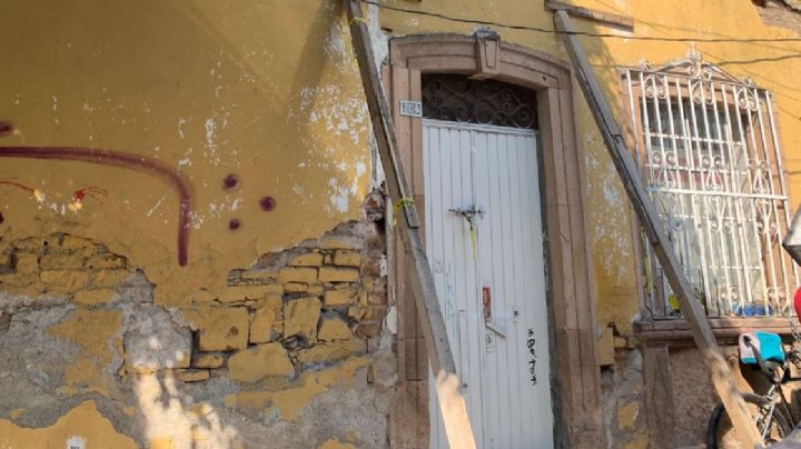 La barda de una casona está a punto de caerse en el centro