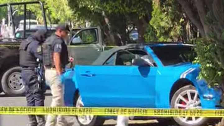 En Los Laureles lo atacan sicarios, huye y estrella lujoso Mustang en un árbol