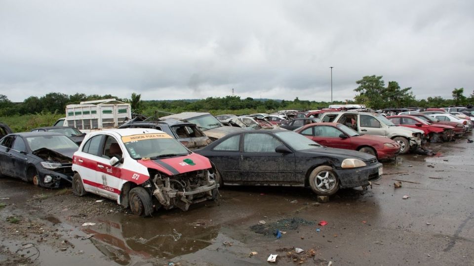 En Poza Rica, buscan a dueños de carros dañados y abandonados tras inundación